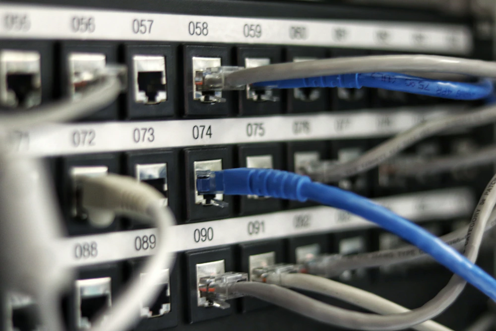 Racks de servidores organizados em fileira dentro de um data center